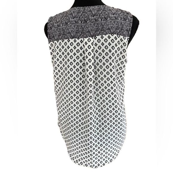 Skies are Blue black/white split v neck sleeveless top size S. - Picture 2 of 7